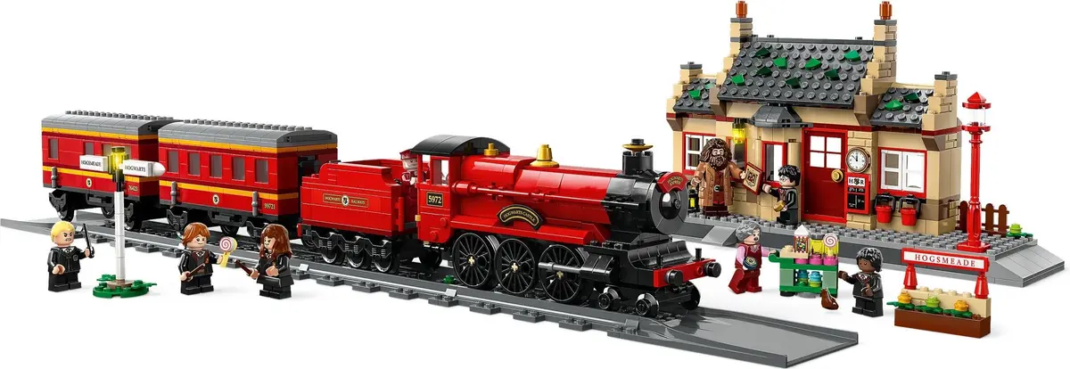 LEGO Harry Potter 76423 Hogwarts Express & Hogsmeade Station set, image 3