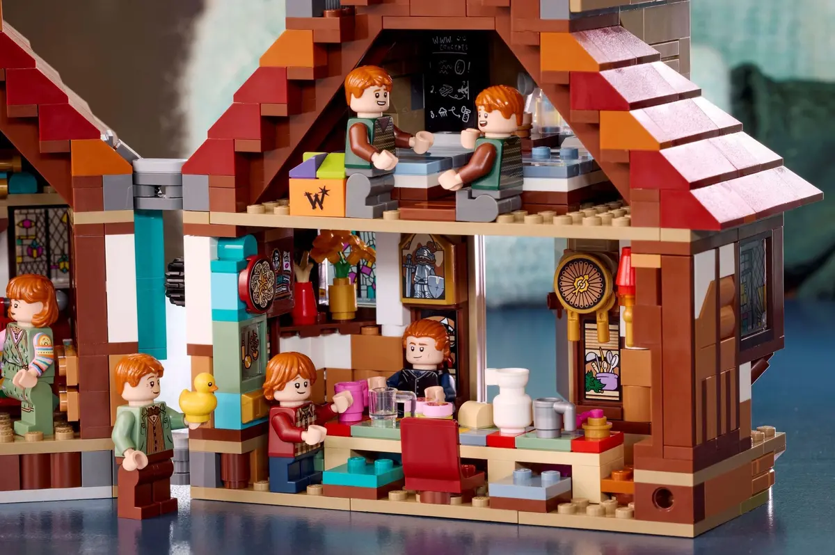 LEGO Harry Potter 76437 The Burrow - Collectors' Edition set, image 9