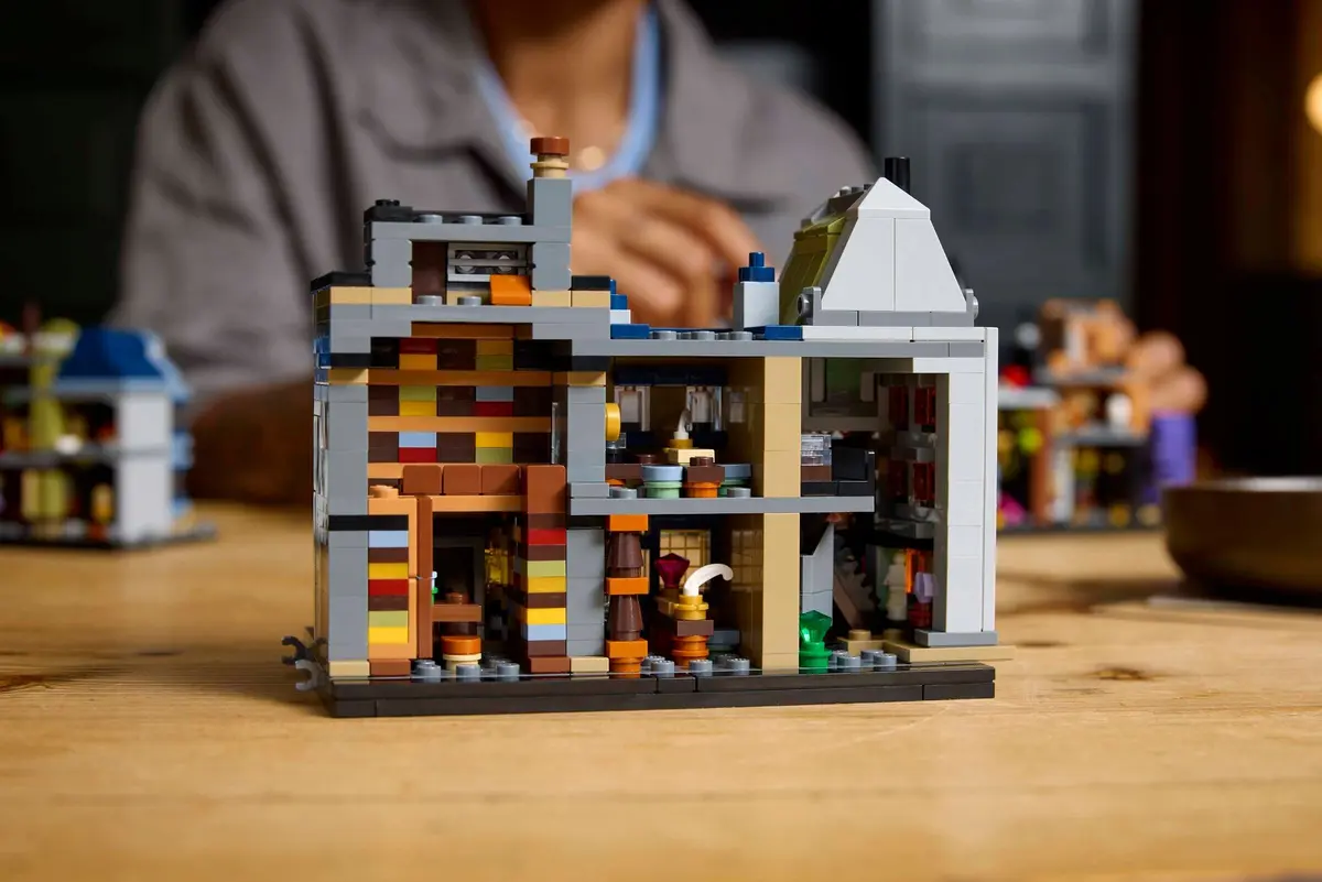 LEGO Harry Potter 76444 Diagon Alley Wizarding Shops set, image 9