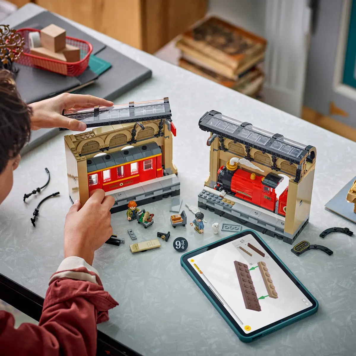 LEGO Harry Potter 76450 Book Nook: Hogwarts Express set, image 4
