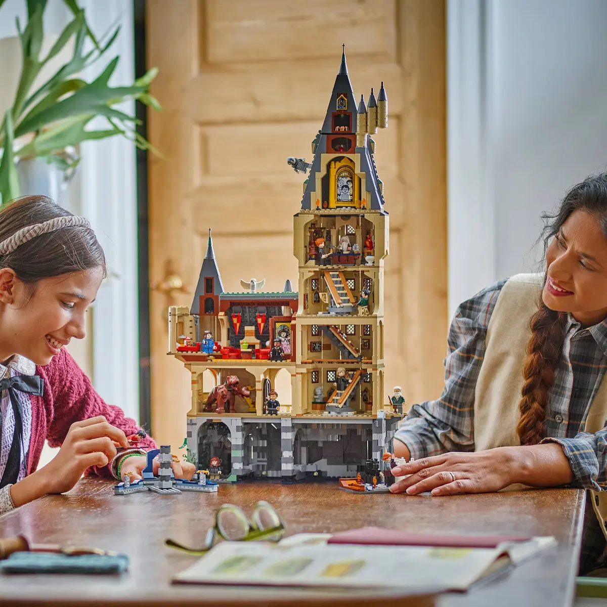 LEGO Harry Potter 76454 Hogwarts Castle: The Main Tower set, image 6