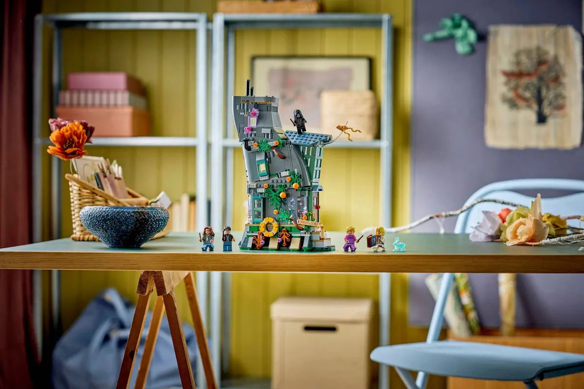LEGO Harry Potter 76467 Luna Lovegood's House set, image 7