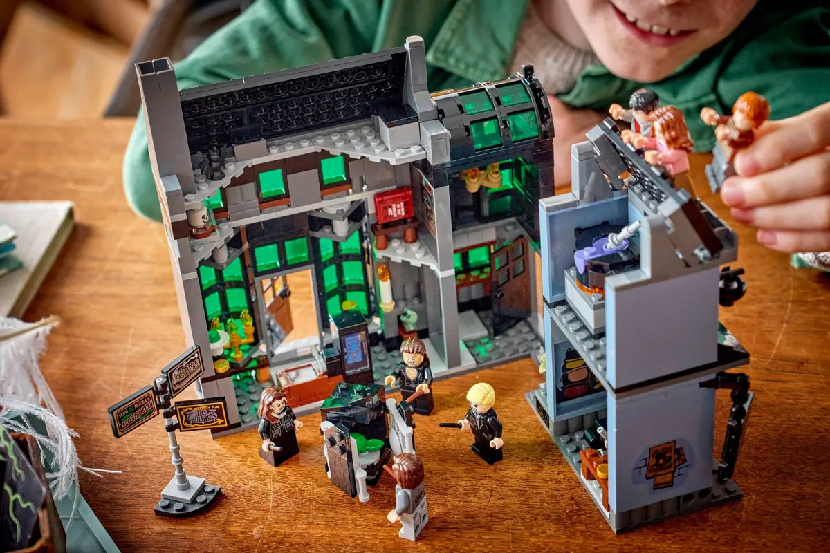 LEGO Harry Potter 76471 Knockturn Alley Wizarding Shops set, image 8