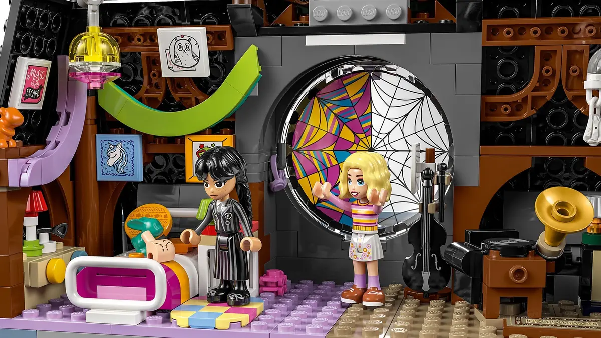 LEGO Wednesday 76781 Wednesday & Enid's Dorm Room set, image 12