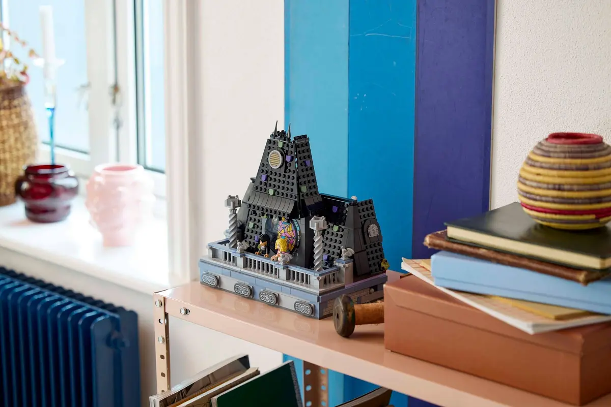 LEGO Wednesday 76781 Wednesday & Enid's Dorm Room set, image 8