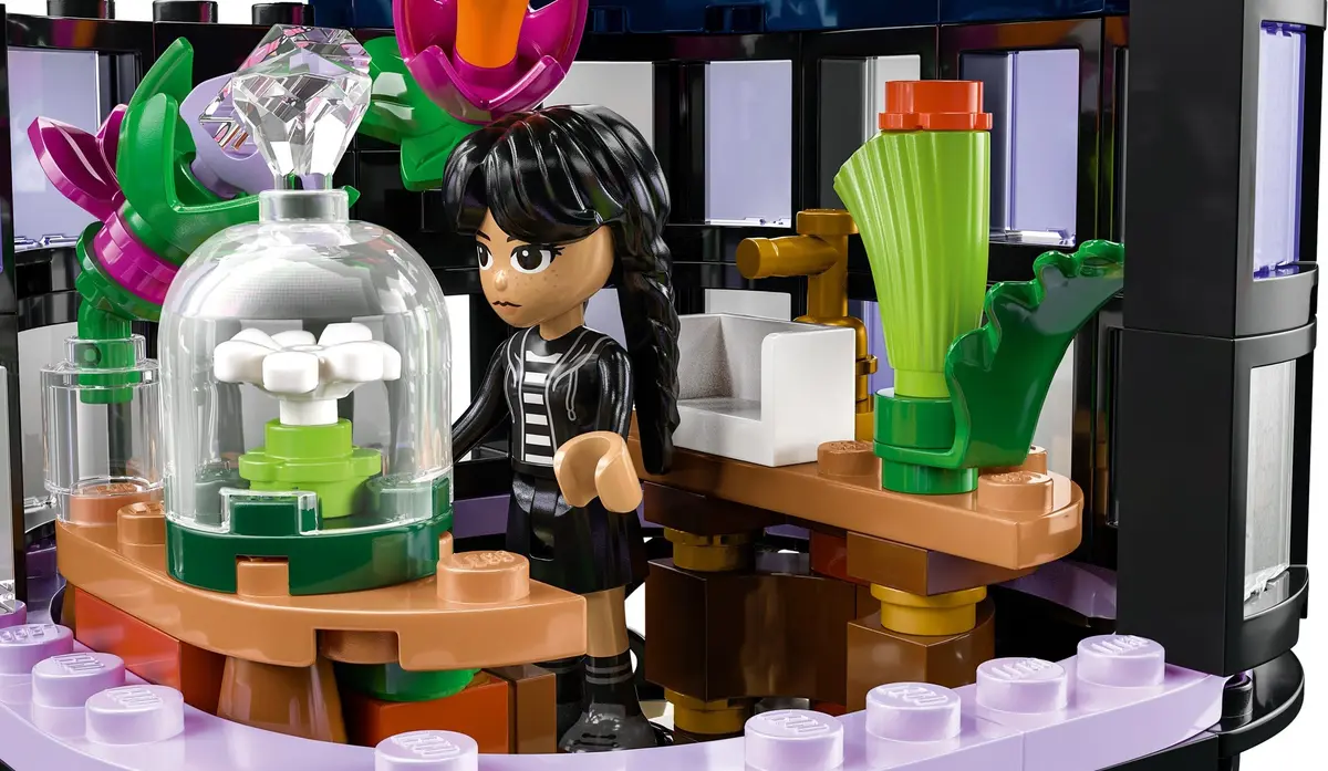LEGO Wednesday 76784 Black Dahlia Flower set, image 11