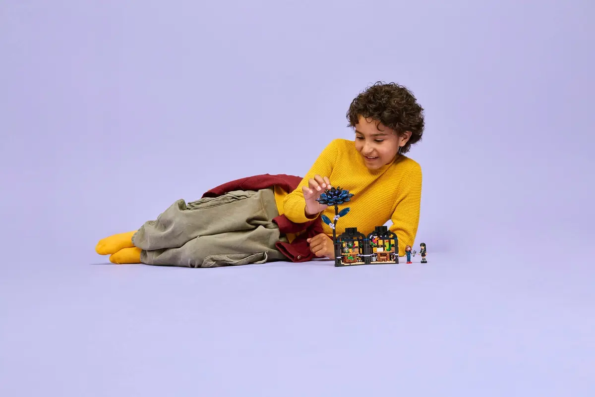 LEGO Wednesday 76784 Black Dahlia Flower set, image 5