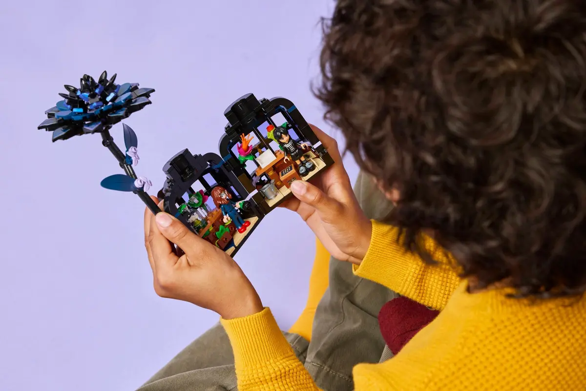 LEGO Wednesday 76784 Black Dahlia Flower set, image 6