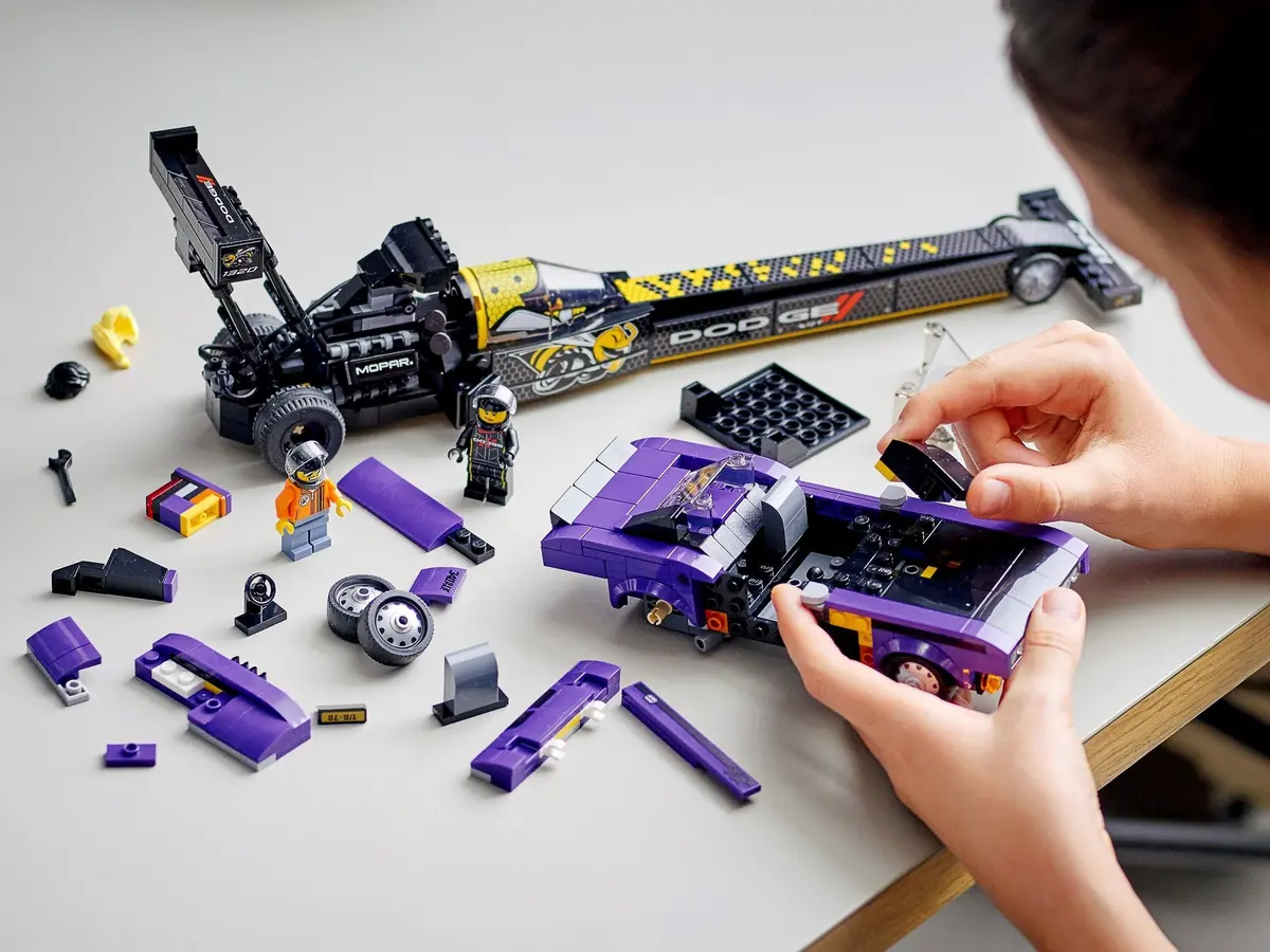 LEGO Speed Champions 76904 Mopar Dodge//SRT Top Fuel Dragster and 1970 Dodge Challenger T/A set, image 12