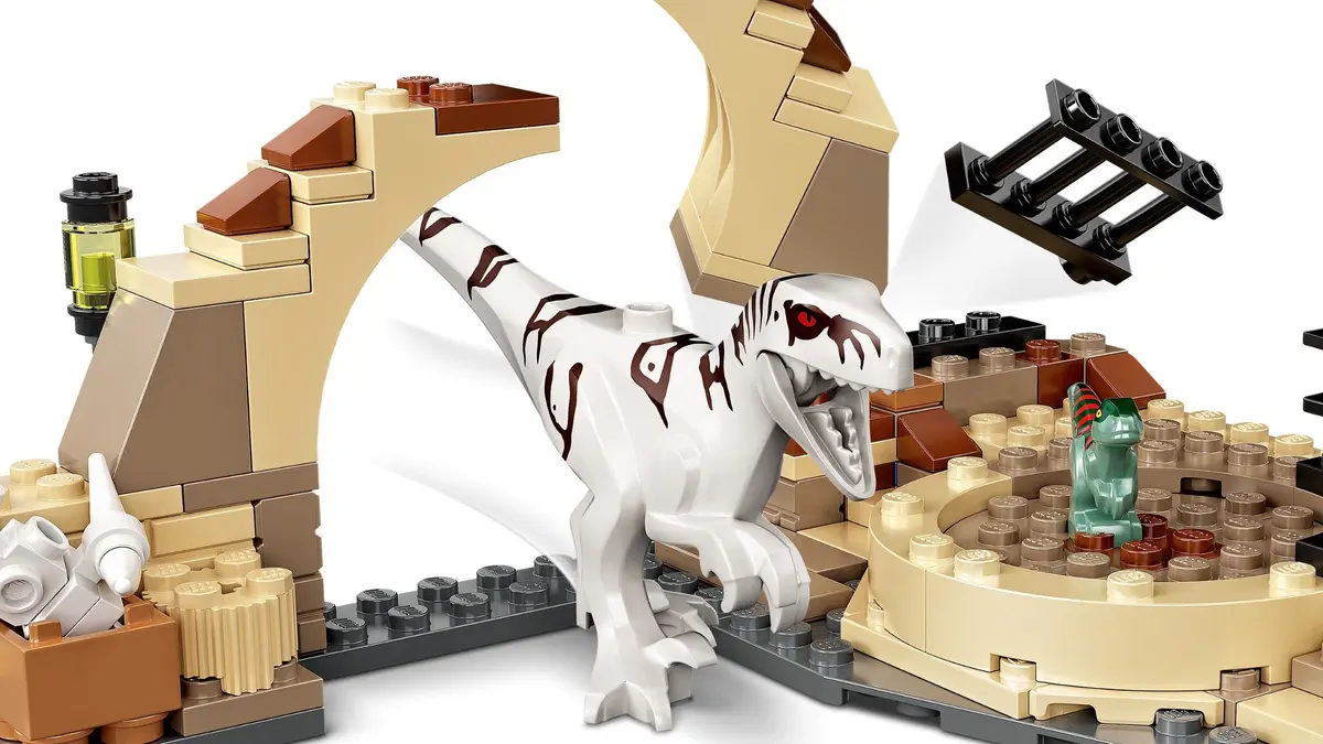 LEGO Jurassic World 76945 Atrociraptor Dinosaur: Bike Chase set, image 3