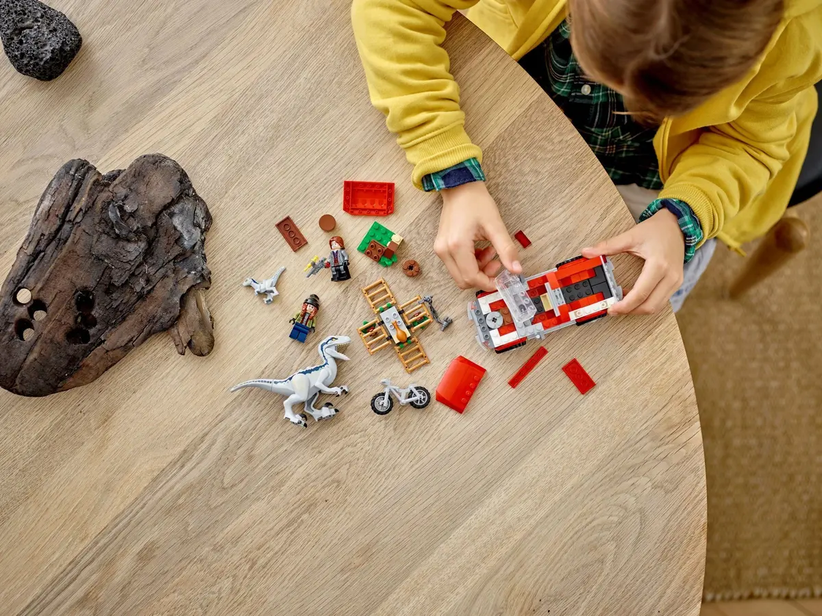 LEGO Jurassic World 76946 Blue & Beta Velociraptor Capture set, image 10