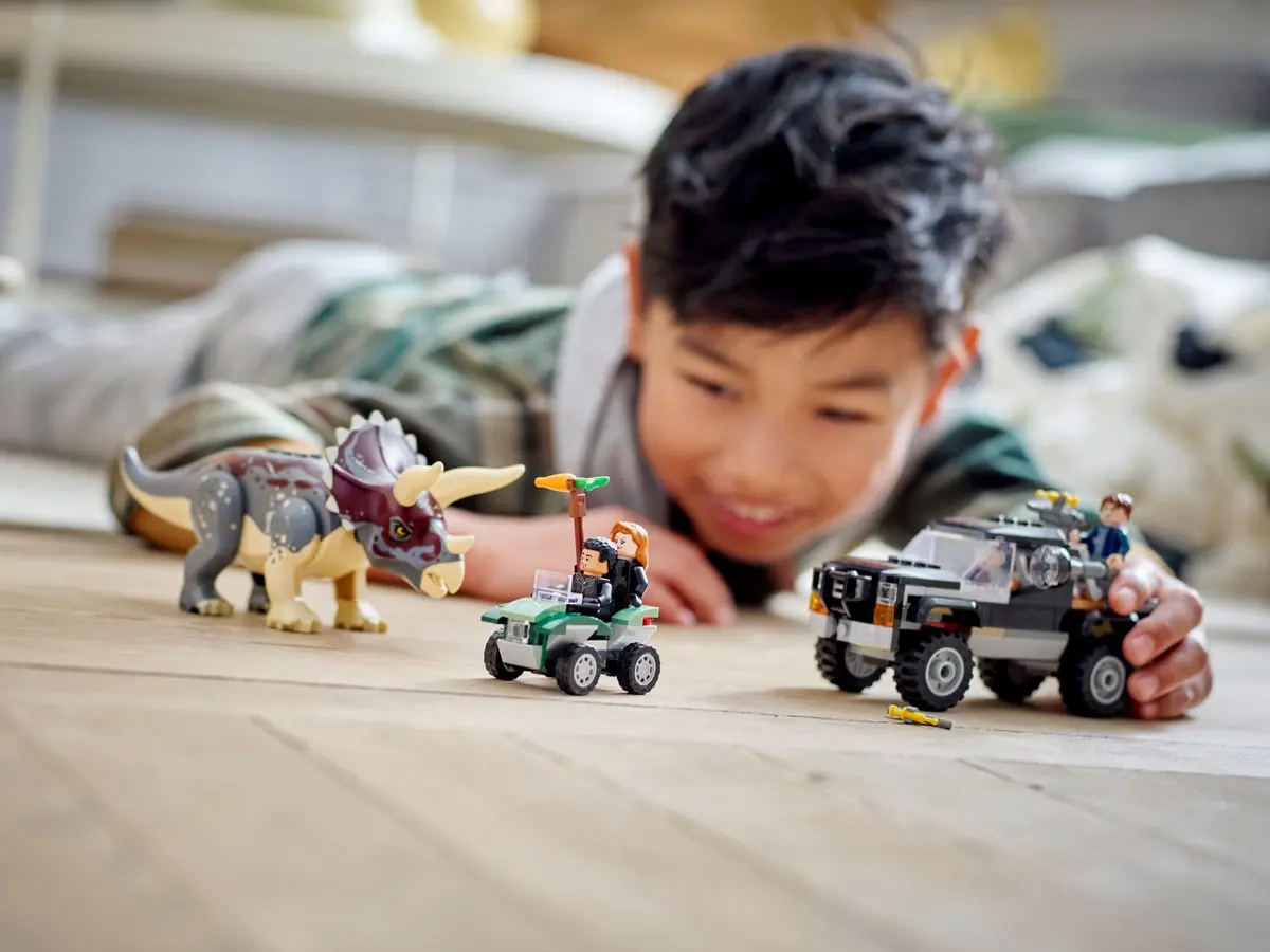 LEGO Jurassic World 76950 Triceratops Pickup Truck Ambush set, image 10
