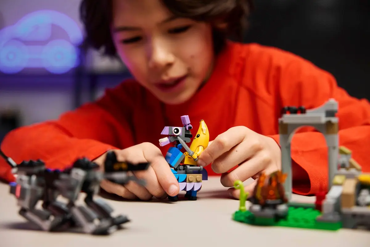 LEGO Fortnite 77075 Peely & Sparkplug's Camp set, image 4