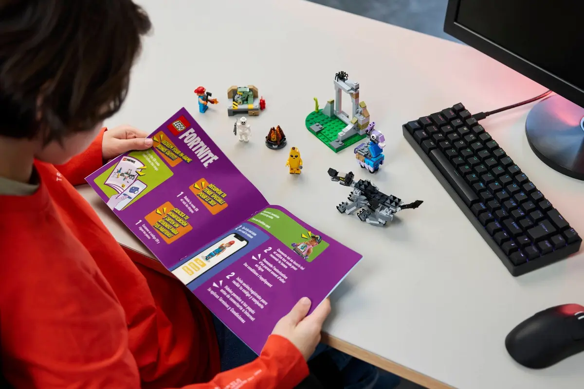 LEGO Fortnite 77075 Peely & Sparkplug's Camp set, image 6
