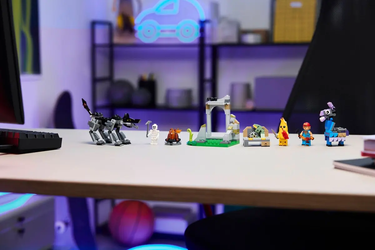 LEGO Fortnite 77075 Peely & Sparkplug's Camp set, image 5
