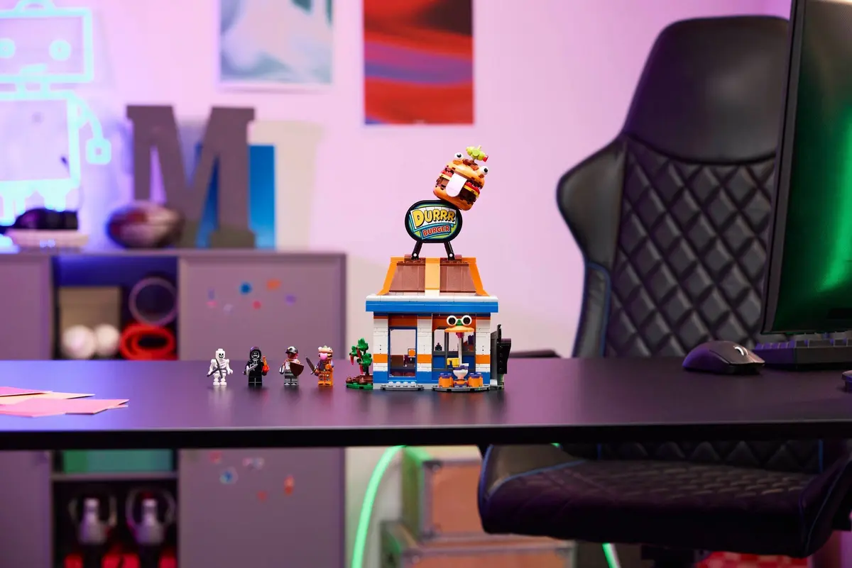 LEGO Fortnite 77076 Durrr Burger Restaurant set, image 6