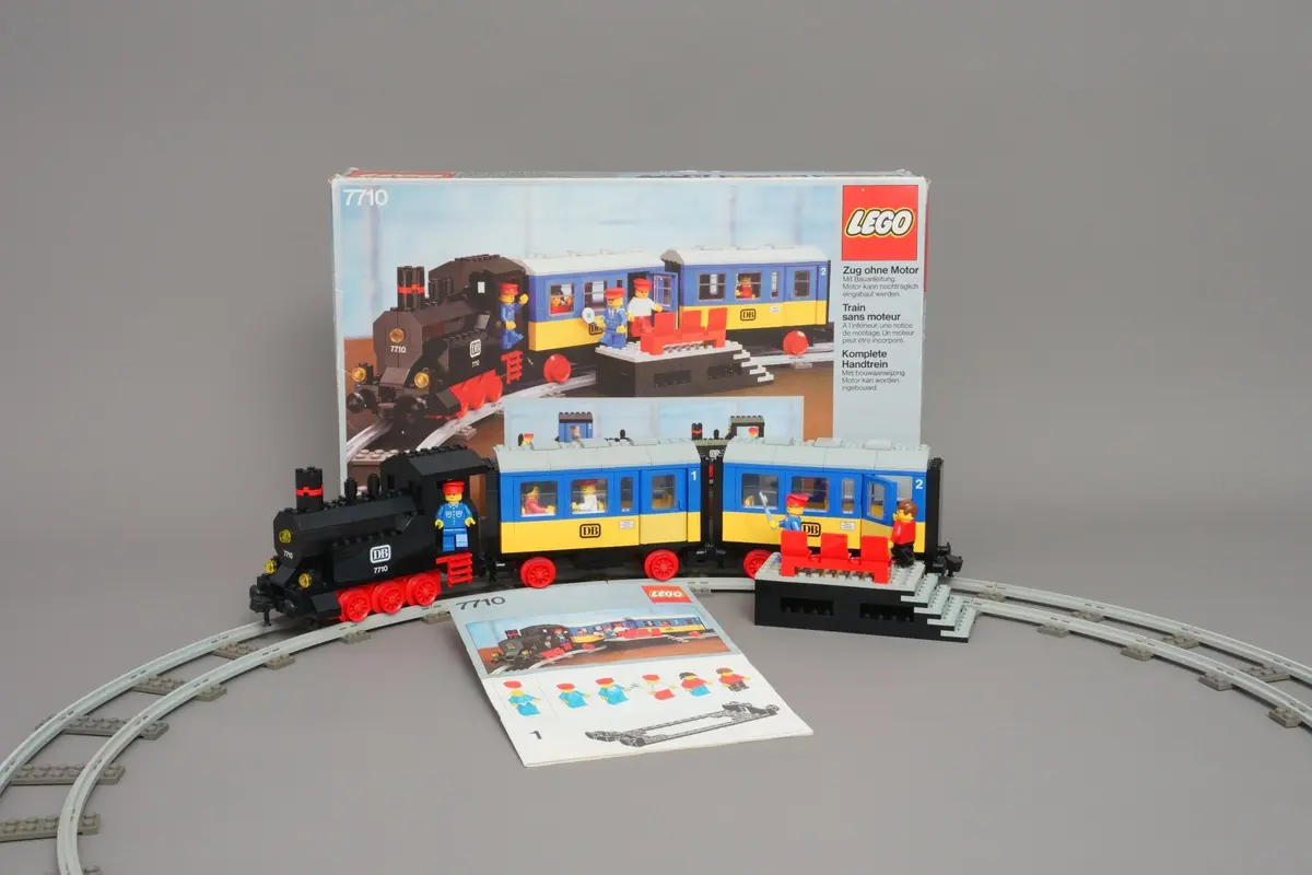 LEGO Trains 7710 Push-Along Passenger Steam Train set, image 2
