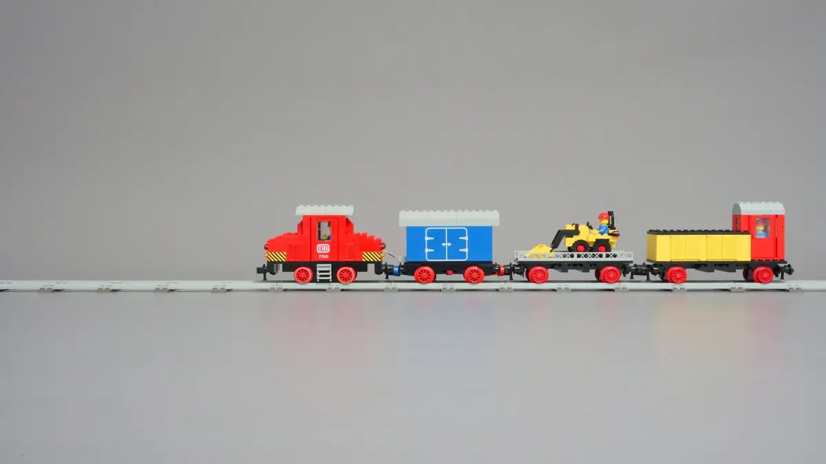 LEGO Trains 7720 Diesel Freight Train Set set, image 7