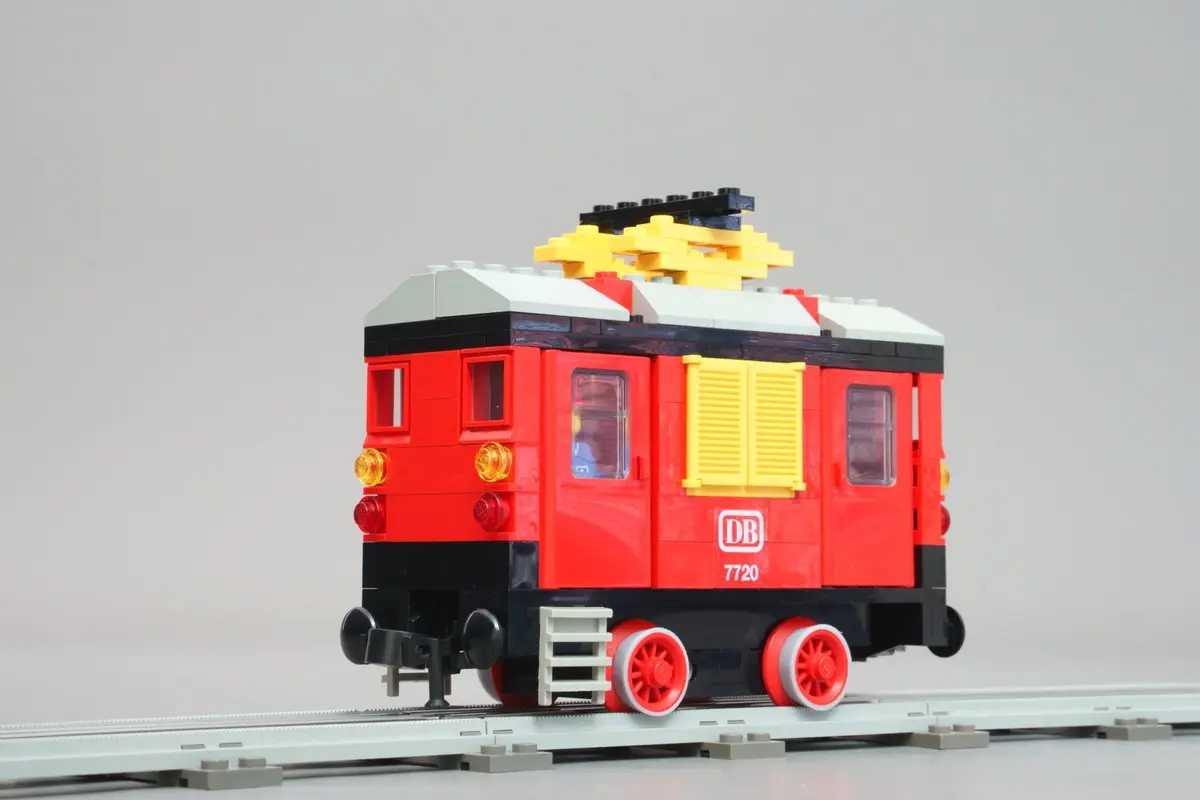 LEGO Trains 7720 Diesel Freight Train Set set, image 14