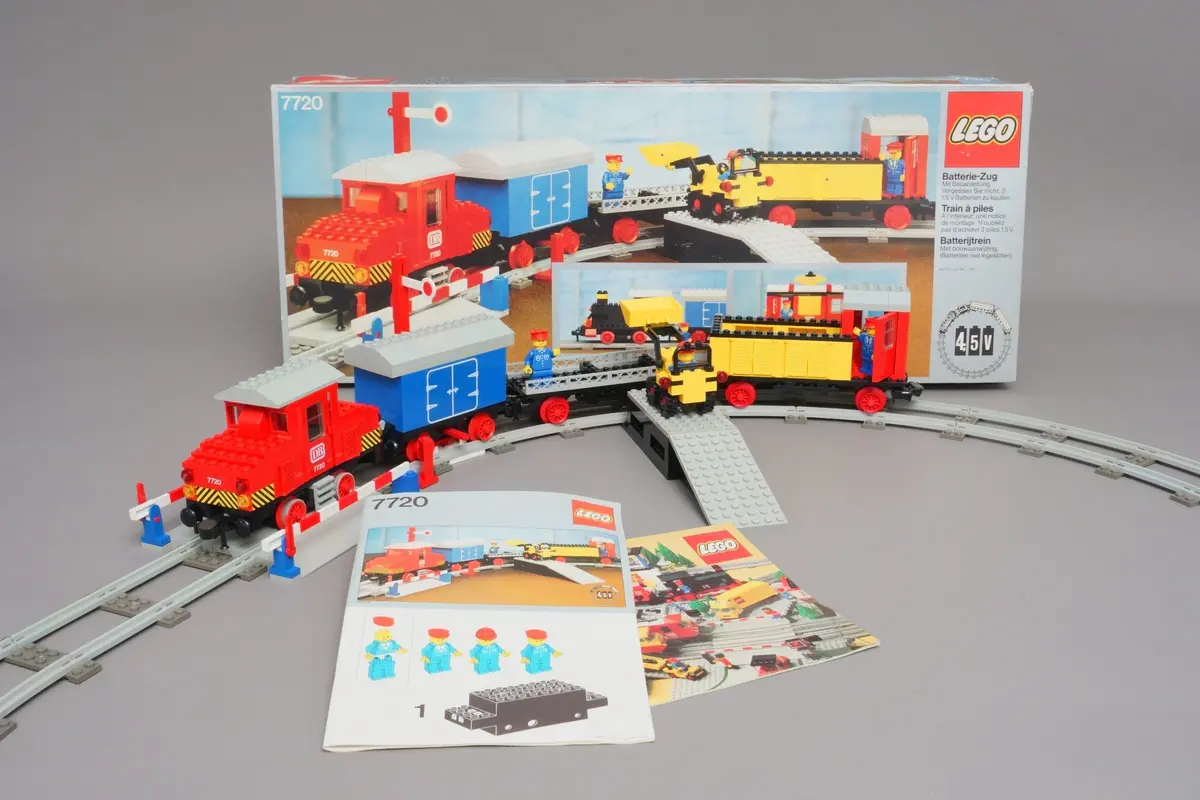 LEGO Trains 7720 Diesel Freight Train Set set, image 2
