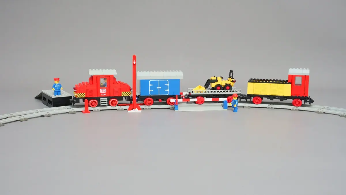 LEGO Trains 7720 Diesel Freight Train Set set, image 9