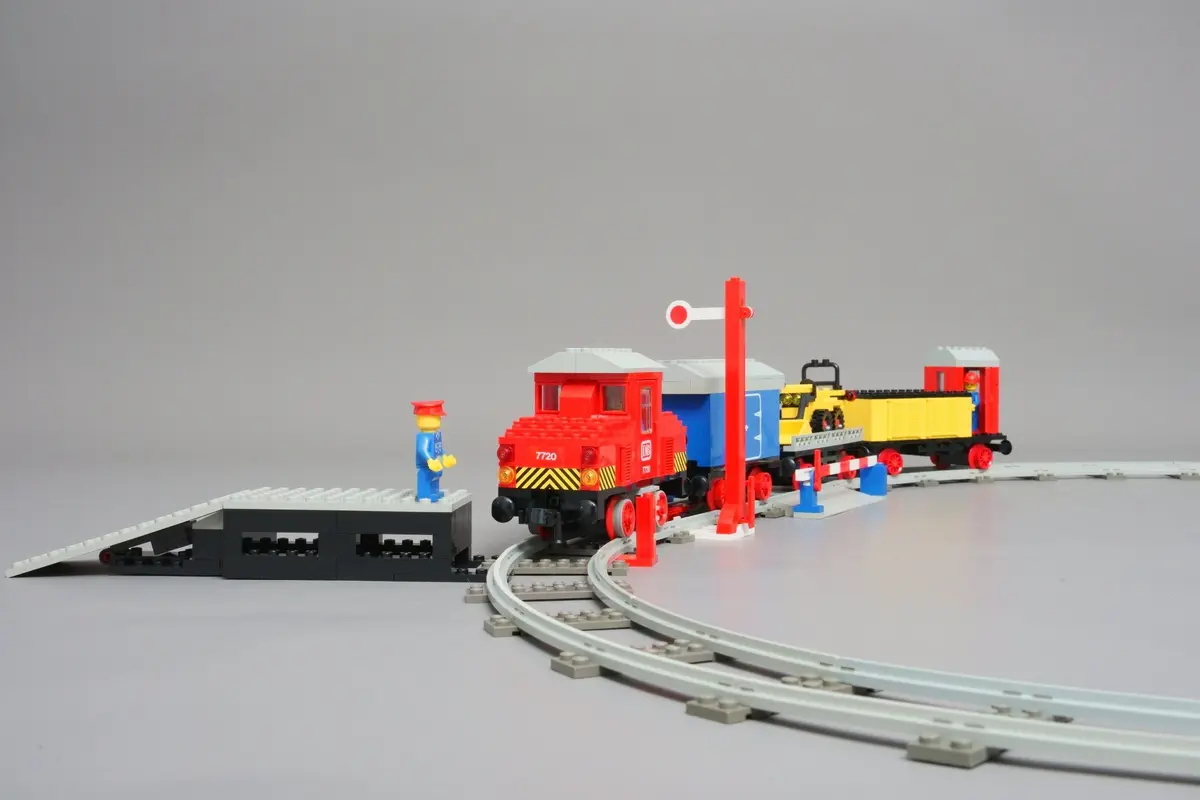 LEGO Trains 7720 Diesel Freight Train Set set, image 8