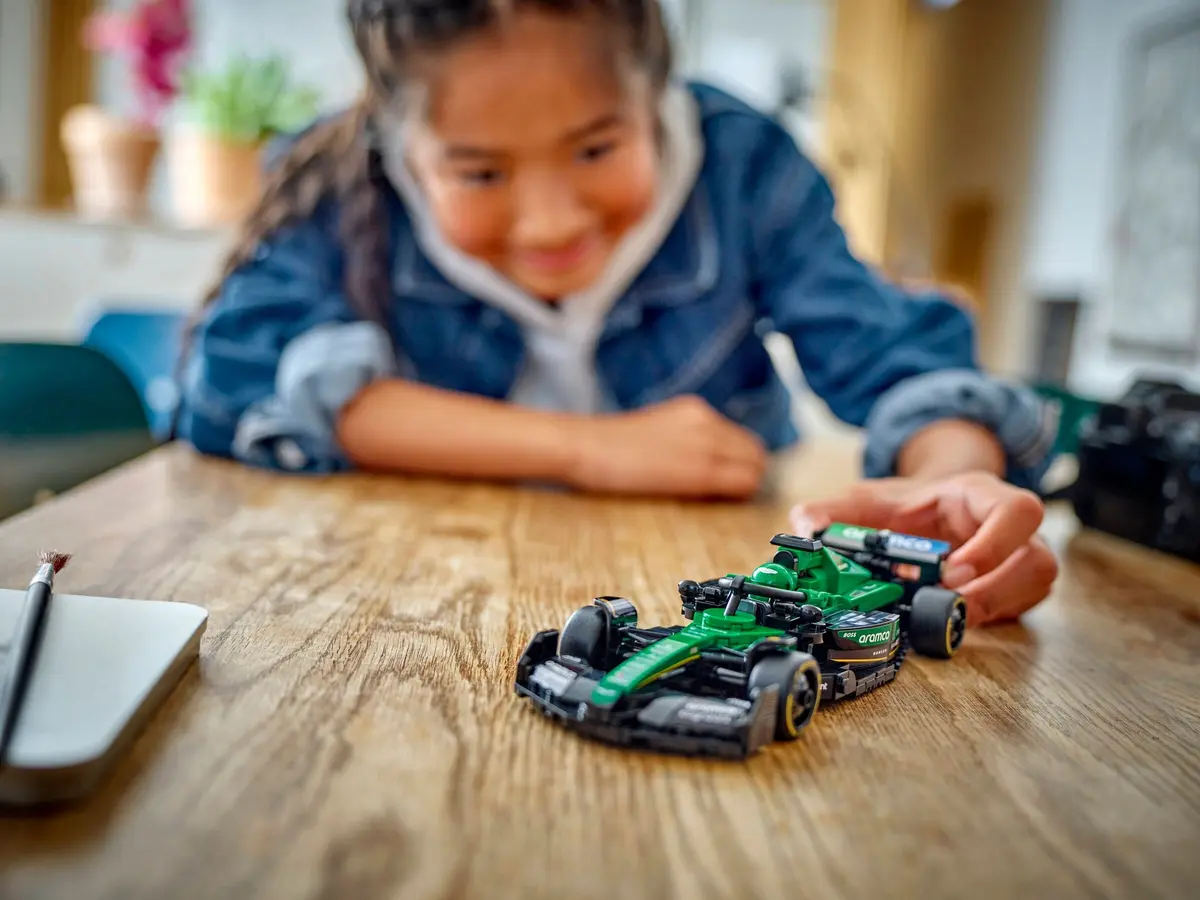 LEGO Speed Champions 77245 Aston Martin Aramco F1 AMR24 set, image 4