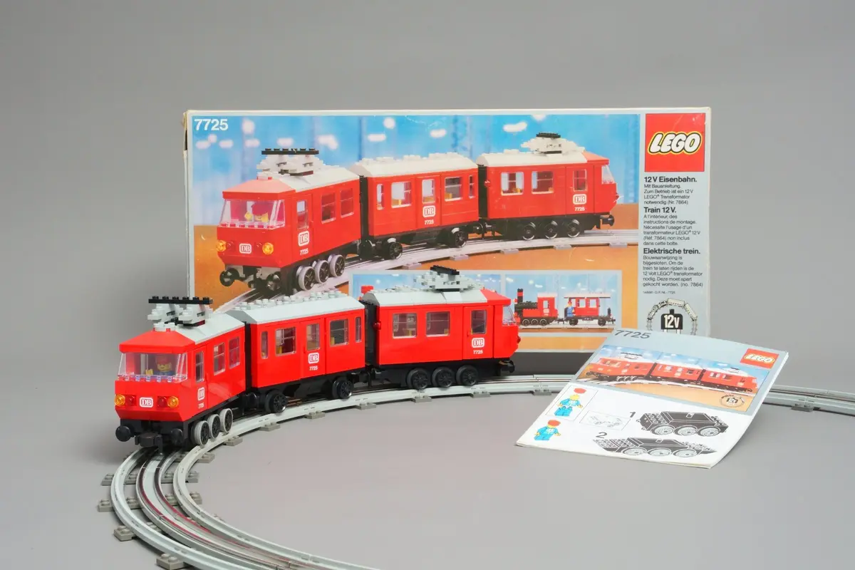 LEGO Trains 7725 Electric Passenger Train Set set, image 2