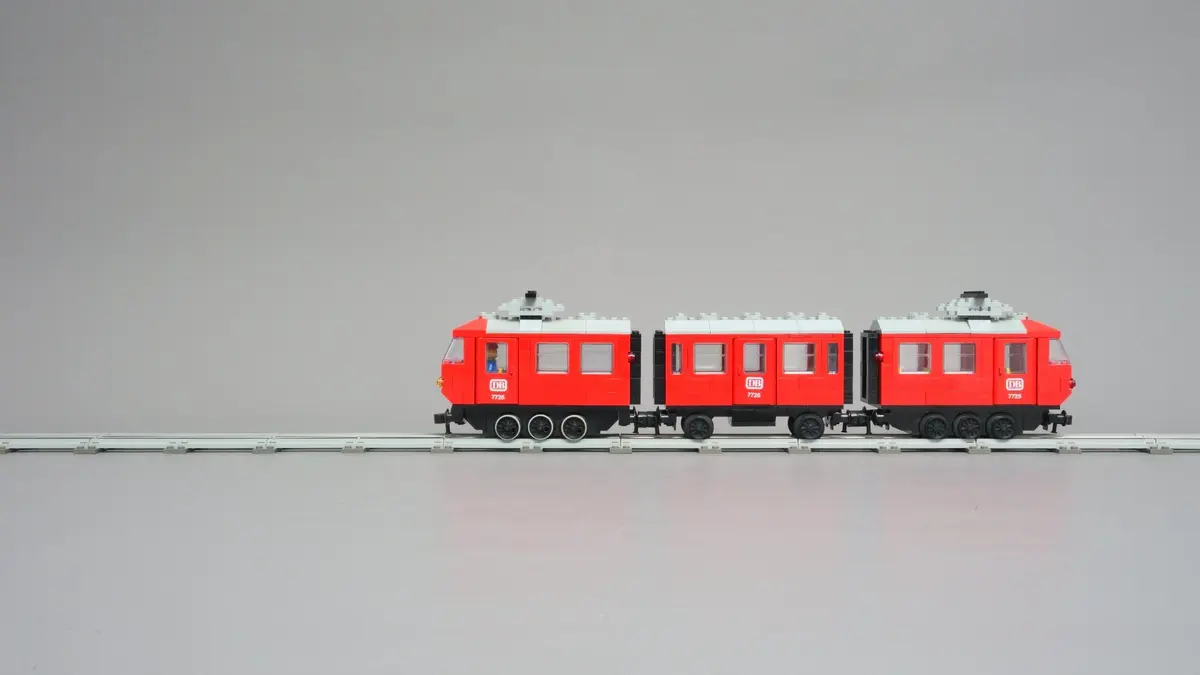 LEGO Trains 7725 Electric Passenger Train Set set, image 9