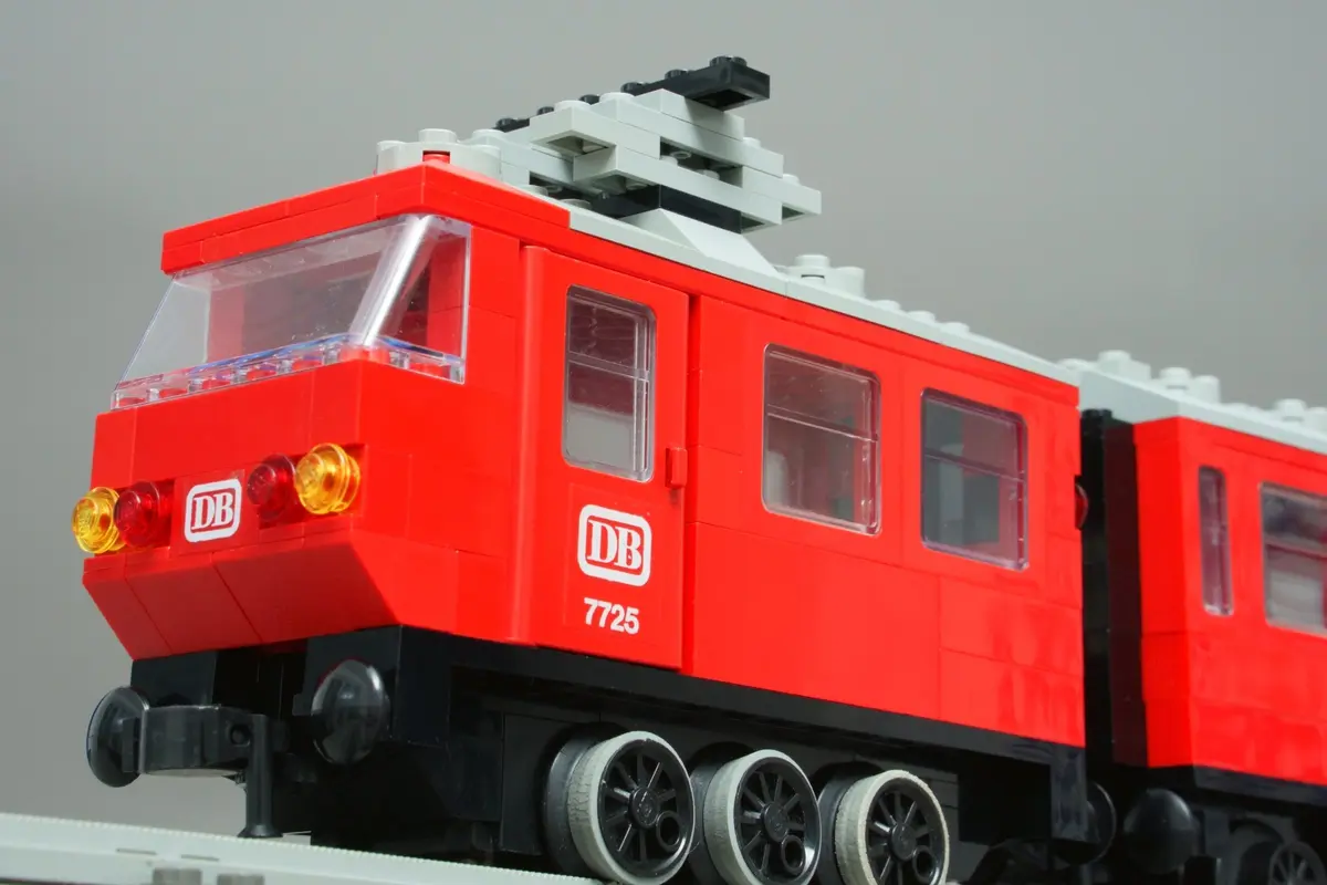 LEGO Trains 7725 Electric Passenger Train Set set, image 12