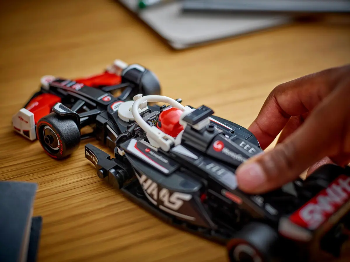 LEGO Speed Champions 77250 MoneyGram Haas F1 Team VF-24 set, image 4