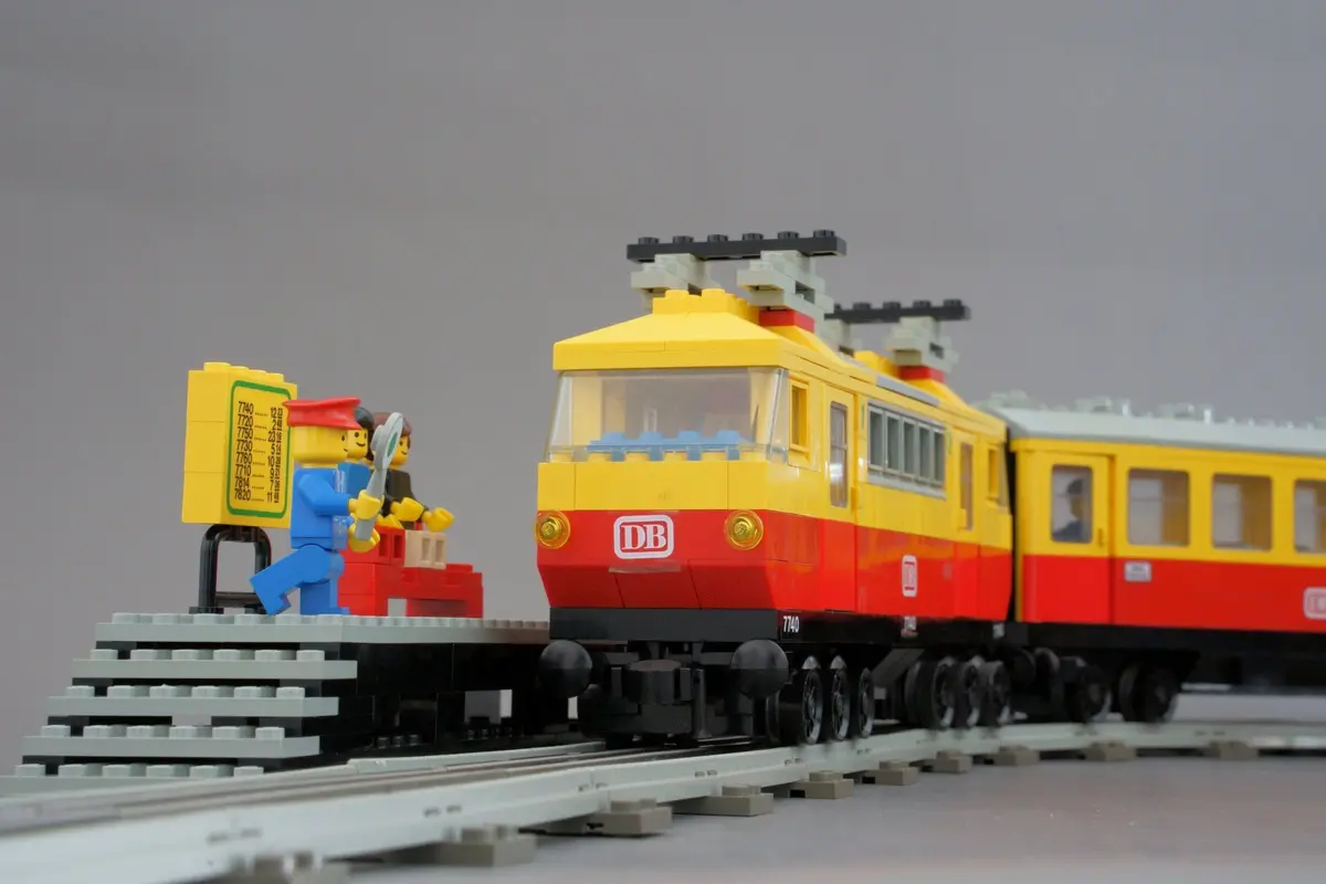 LEGO Trains 7740 Inter-City Passenger Train Set set, image 18