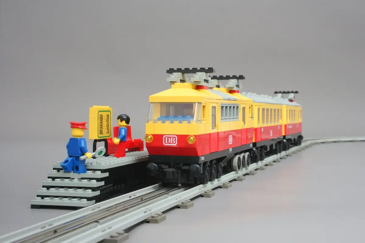 LEGO Trains 7740 Inter-City Passenger Train Set set, image 10