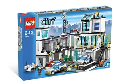 LEGO City 7744 Police Headquarters set, image 3