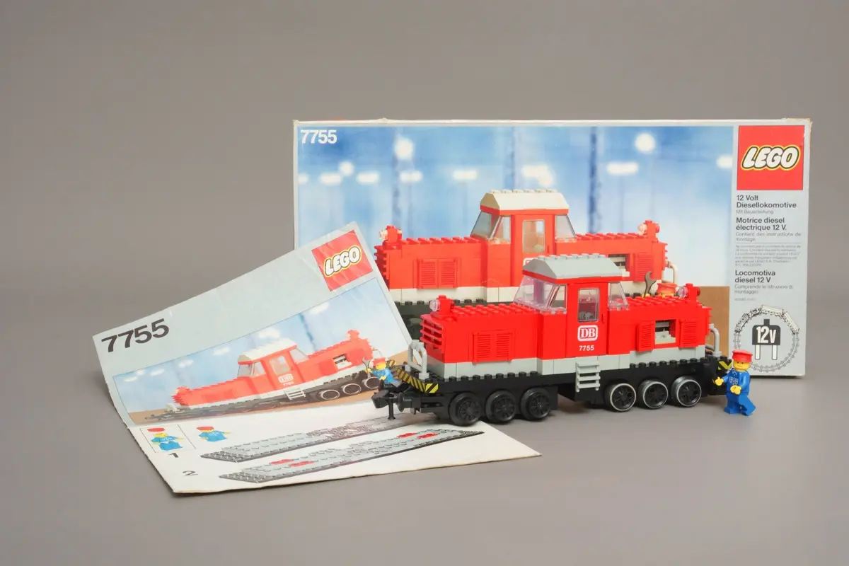 LEGO Trains 7755 Diesel Heavy Shunting Locomotive set, image 3