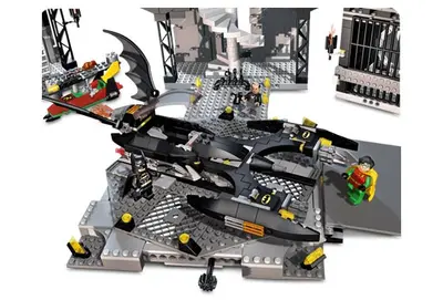 LEGO Batman 7783 The Batcave: The Penguin and Mr. Freeze's Invasion set, image 4