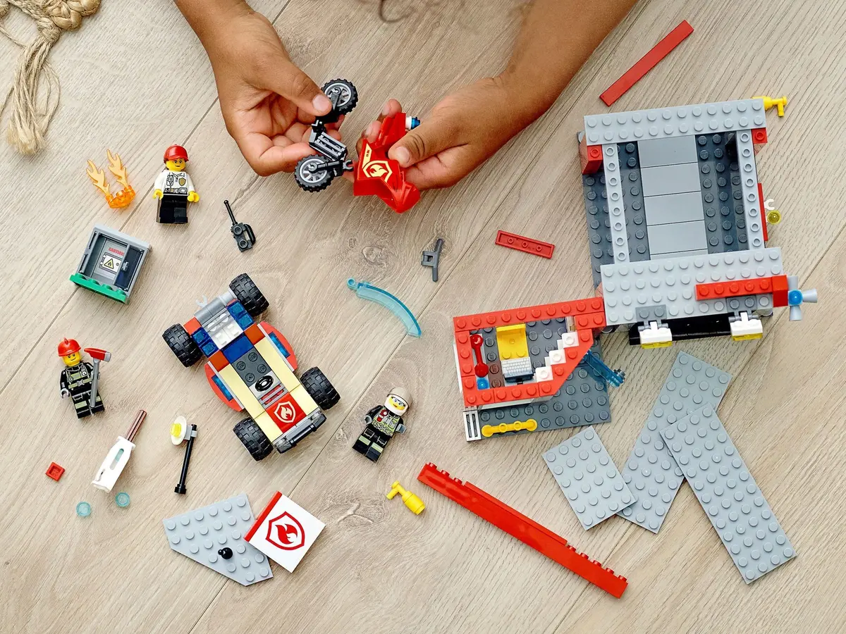 LEGO City 77943 Fire Station Starter Set set, image 8