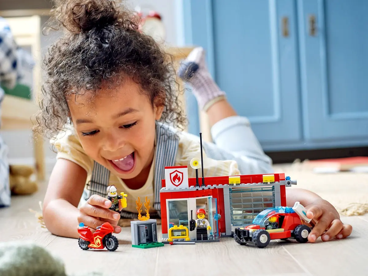 LEGO City 77943 Fire Station Starter Set set, image 9