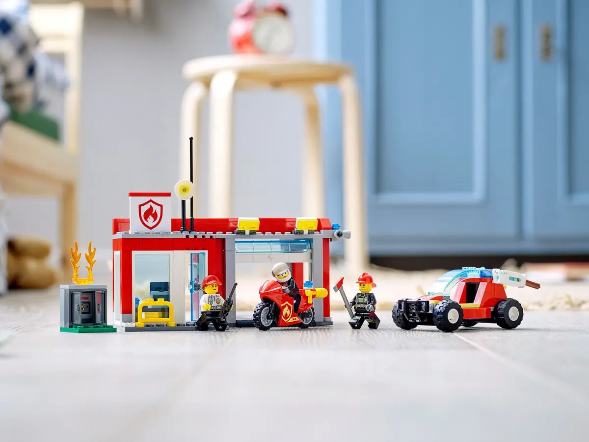 LEGO City 77943 Fire Station Starter Set set, image 10