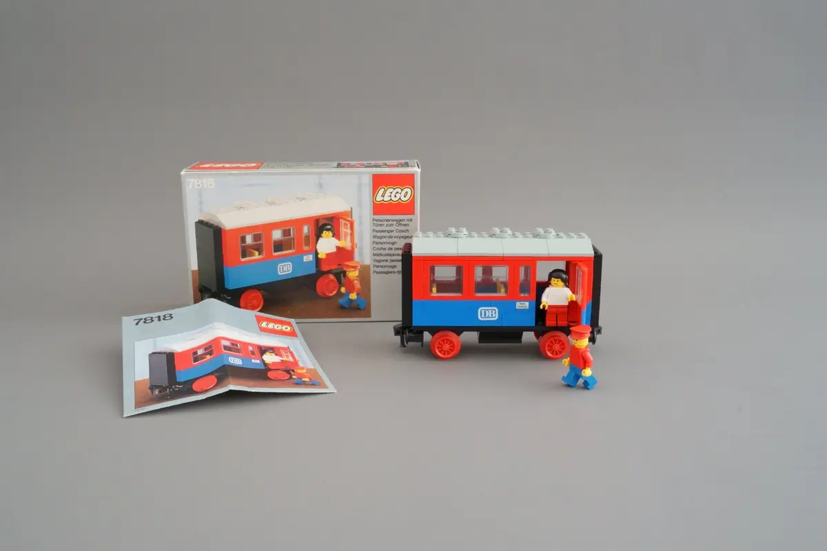 LEGO Trains 7818 Passenger Coach set, image 3