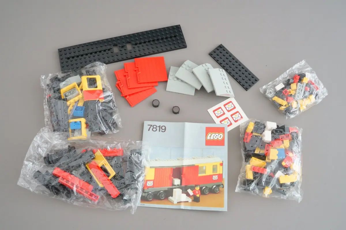 LEGO Trains 7819 Postal Container Wagon set, image 7
