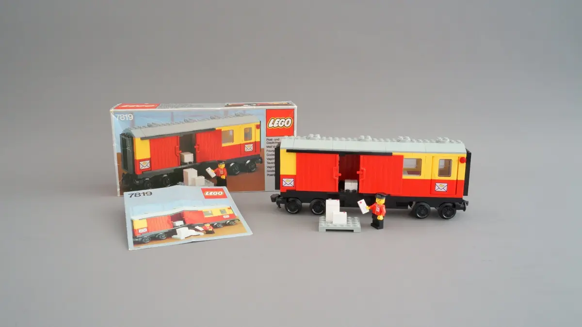 LEGO Trains 7819 Postal Container Wagon set, image 3