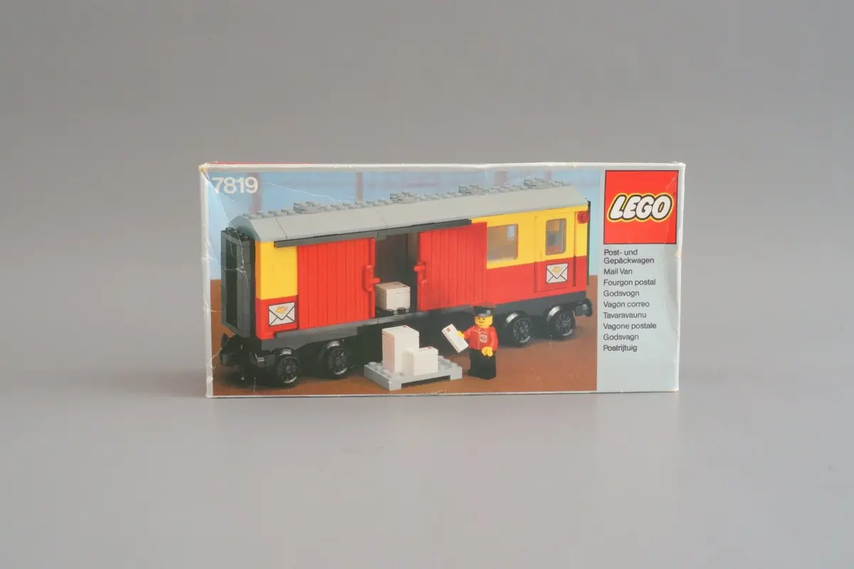 LEGO Trains 7819 Postal Container Wagon set, image 4