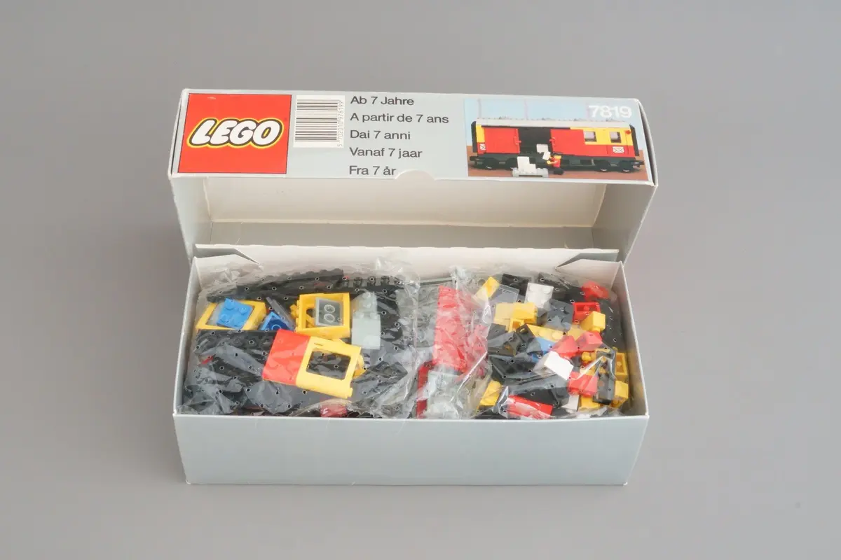 LEGO Trains 7819 Postal Container Wagon set, image 6