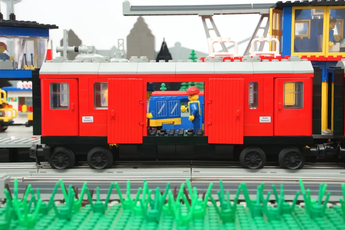 LEGO Trains 7820 Mail Van set, image 3