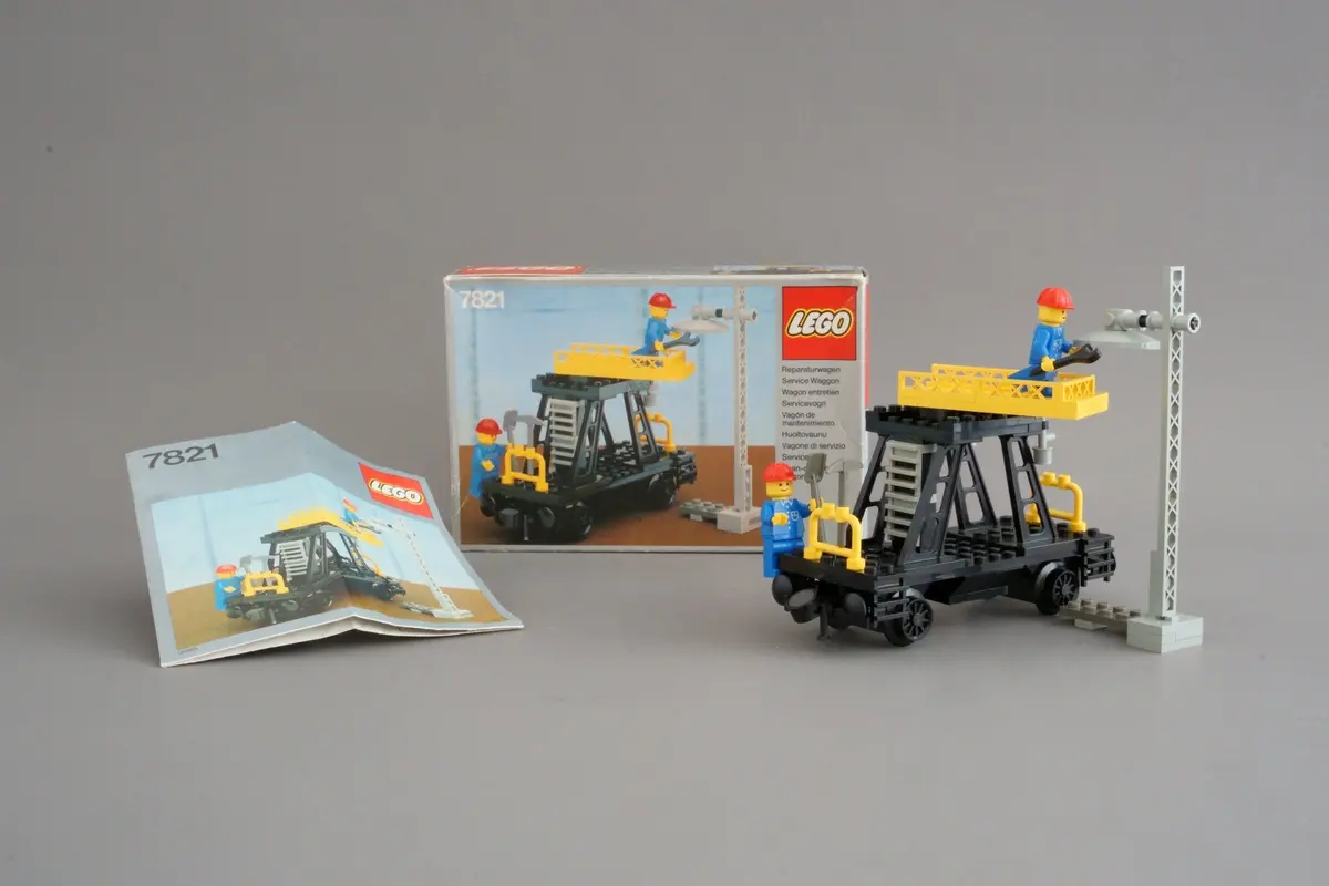 LEGO Trains 7821 Track & Lighting Maintenance Wagon set, image 3