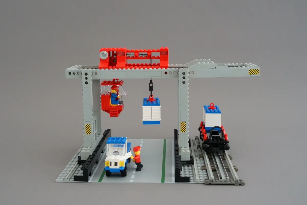 LEGO Trains 7823 Container Crane Depot set, image 8