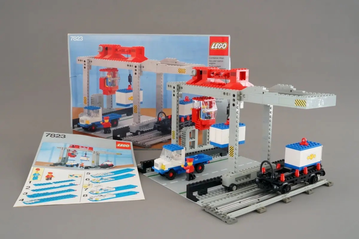 LEGO Trains 7823 Container Crane Depot set, image 2