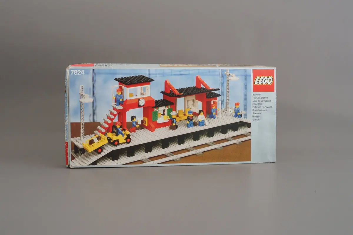 LEGO Trains 7824 Railway Station set, image 4