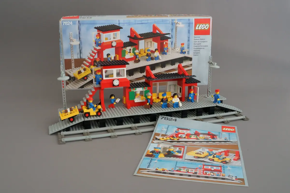 LEGO Trains 7824 Railway Station set, image 3